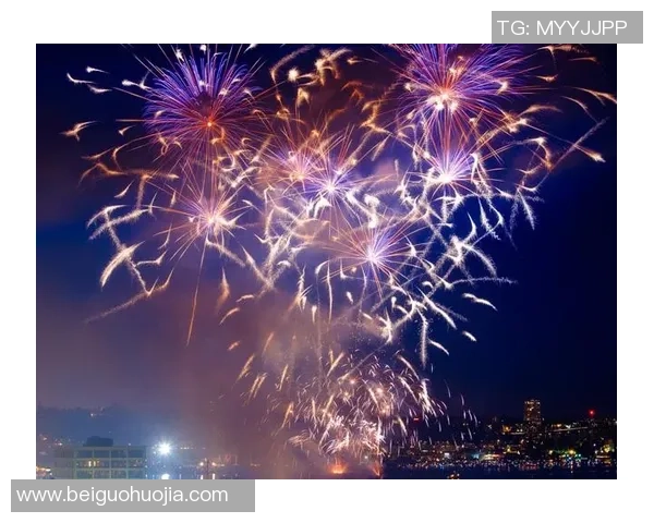 足球明星与绚丽烟花同框瞬间展现璀璨夜空下的激情与梦想